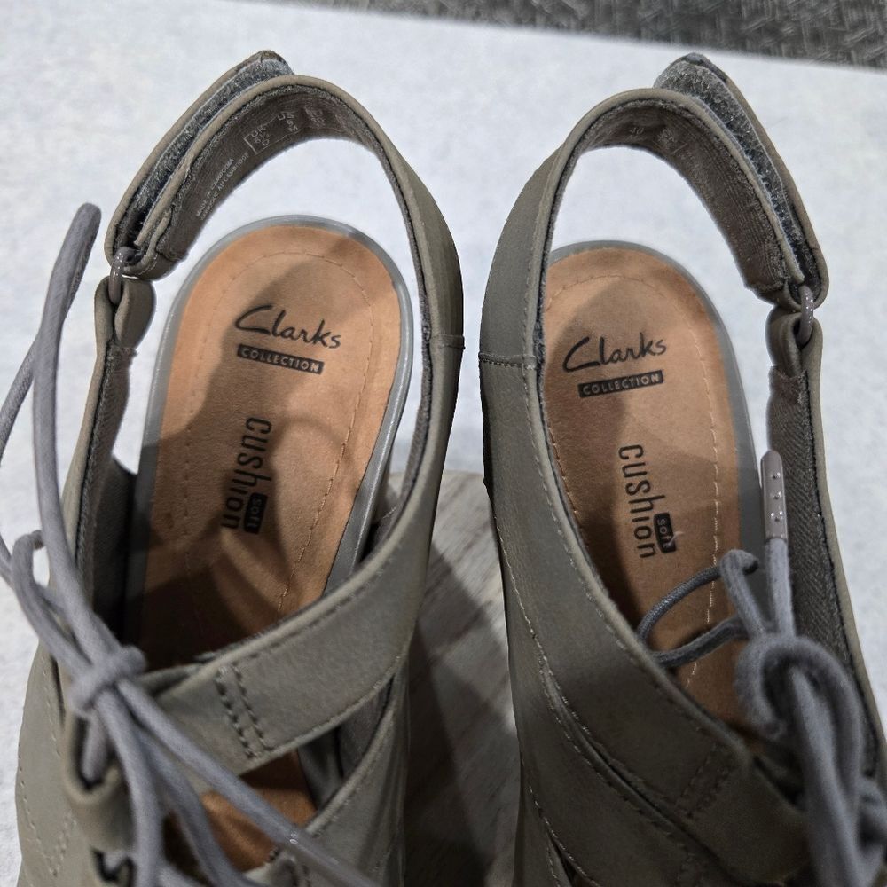 🐢 Clarks Banoy Waneta Lace up Heel Dress Sandal Size 9 Sage Nubuck - Picture 8 of 14